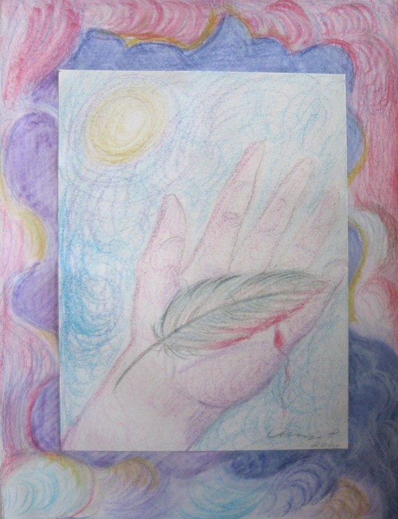 Värikäs pastellimainen piirros, taustalla aaltoilevaa kuviota, keskellä kulmion sisällä käsi ja höyhen.