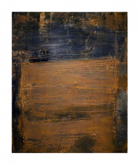 Tummasävyinen abstrakti maalaus. Tummansinisen seassa ruostetta. Suuri ruosteenvärinen neliö jossa raaputettuja viivoja.