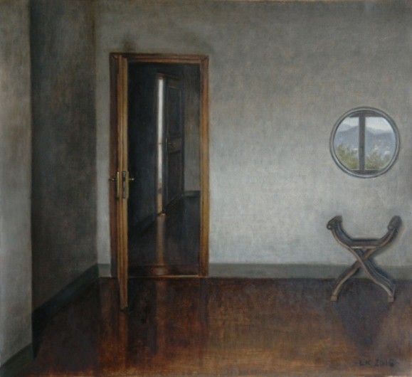 Avoin ovi, tuoli, peili joka heijastaa ikkunan. Ruskea lattia, harmaa seinä.