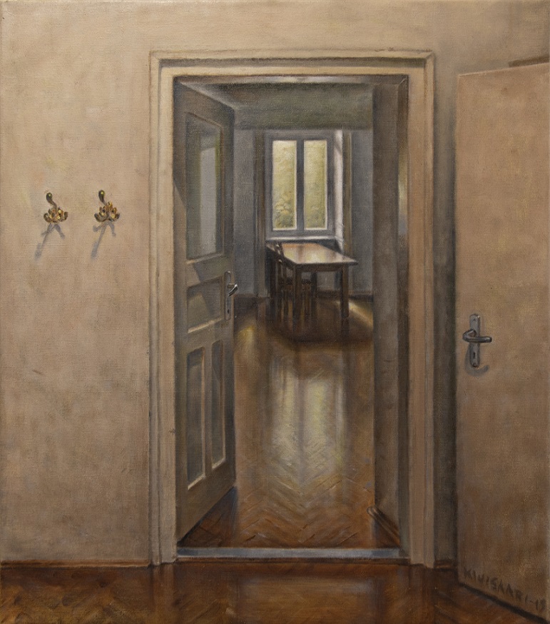 Vaaleanruskealla seinällä kaksi naulakkoa. Ruskea parketti. Ovi avautuu valoisaan huoneeseen, jossa näkyy pöytä, tuoli ja ikkuna.