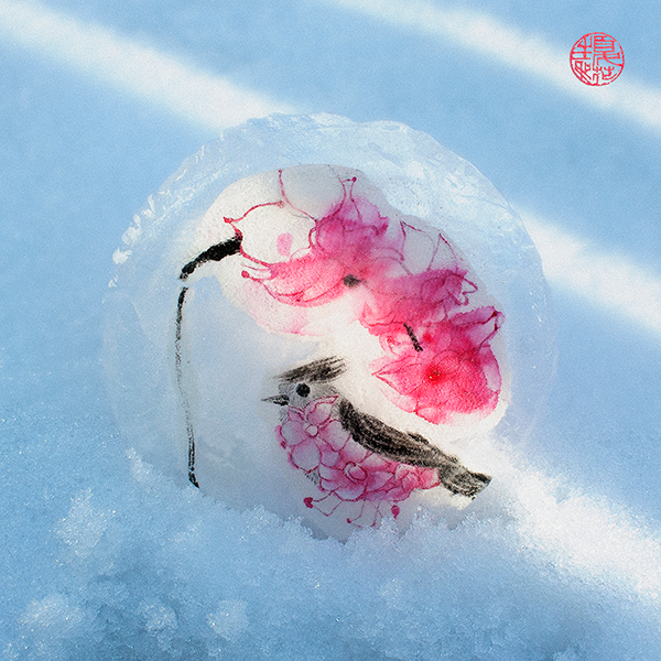 Valokuva, jossa kiinalainen tussimaaluasteos lumihangessa.