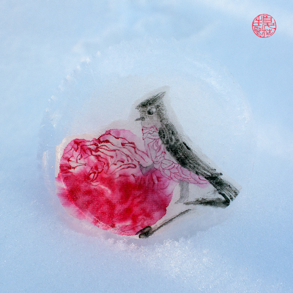Valokuva, jossa kiinalainen tussimaaluasteos lumihangessa.