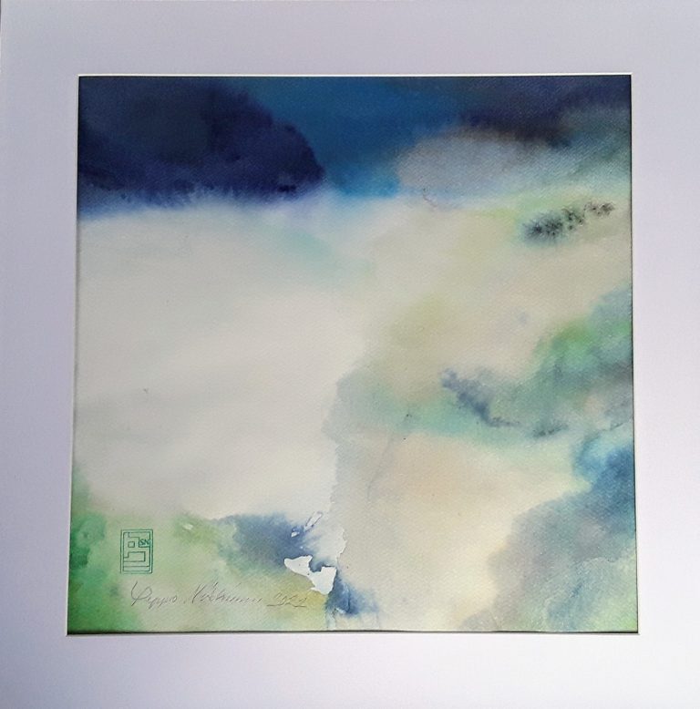 Akvarellin taustalla tumman sininen maisema,jonne sumuinen horisontti katoaan. Etualalla heleän vihreitä pintoja ja kellertäviä sävyjä maisemassa. Vaalea usva nousee ja luo vaalean raikkaan tilan teoksen keskelle.