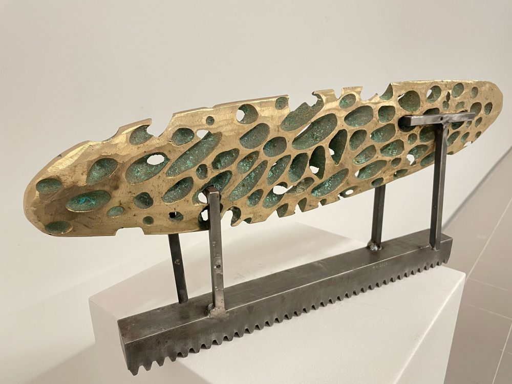 Tapio Haapalan pronssista ja metallista valmistettu abstrakti veistos 
