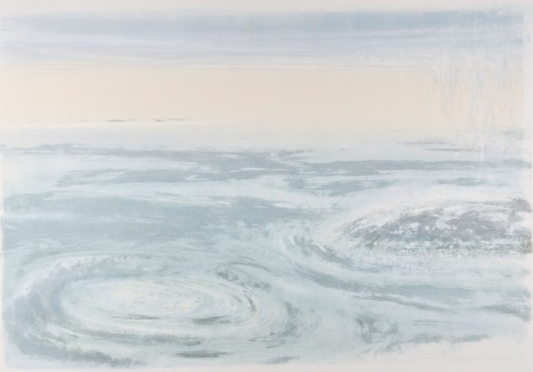 Lempeä maisemamaalaus vaaleansinisestä ja jäisestä vedestä, jossa on kaksi suurta kiveä. Taustalla horisontissa näkyy vaaleankeltainen taivas.