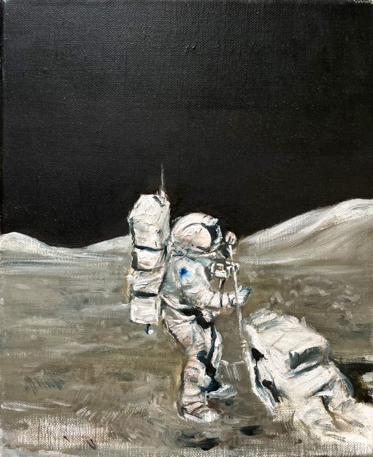 Astronautti kävelemässä kuun pinnalla.