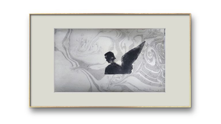 Enkelin musta siluetti harmaakuvioisella suminagashi-marmoroidulla taustalla.