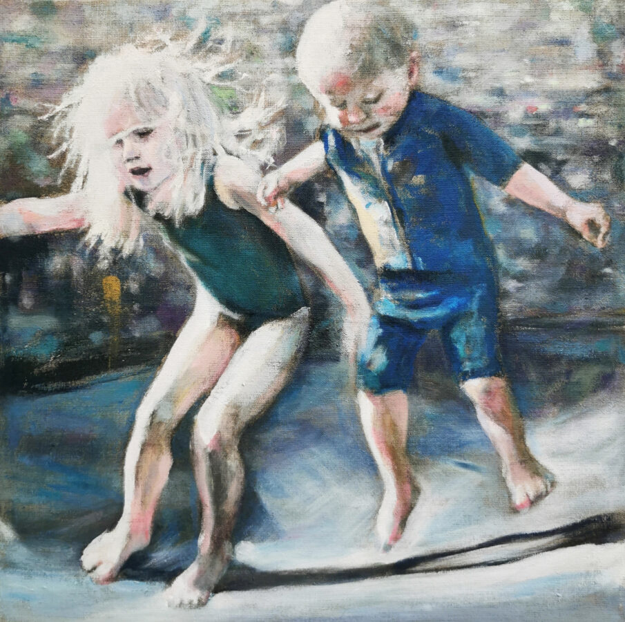 Sinisävyinen maalaus, jossa kaksi lasta pomppii trampoliinilla.