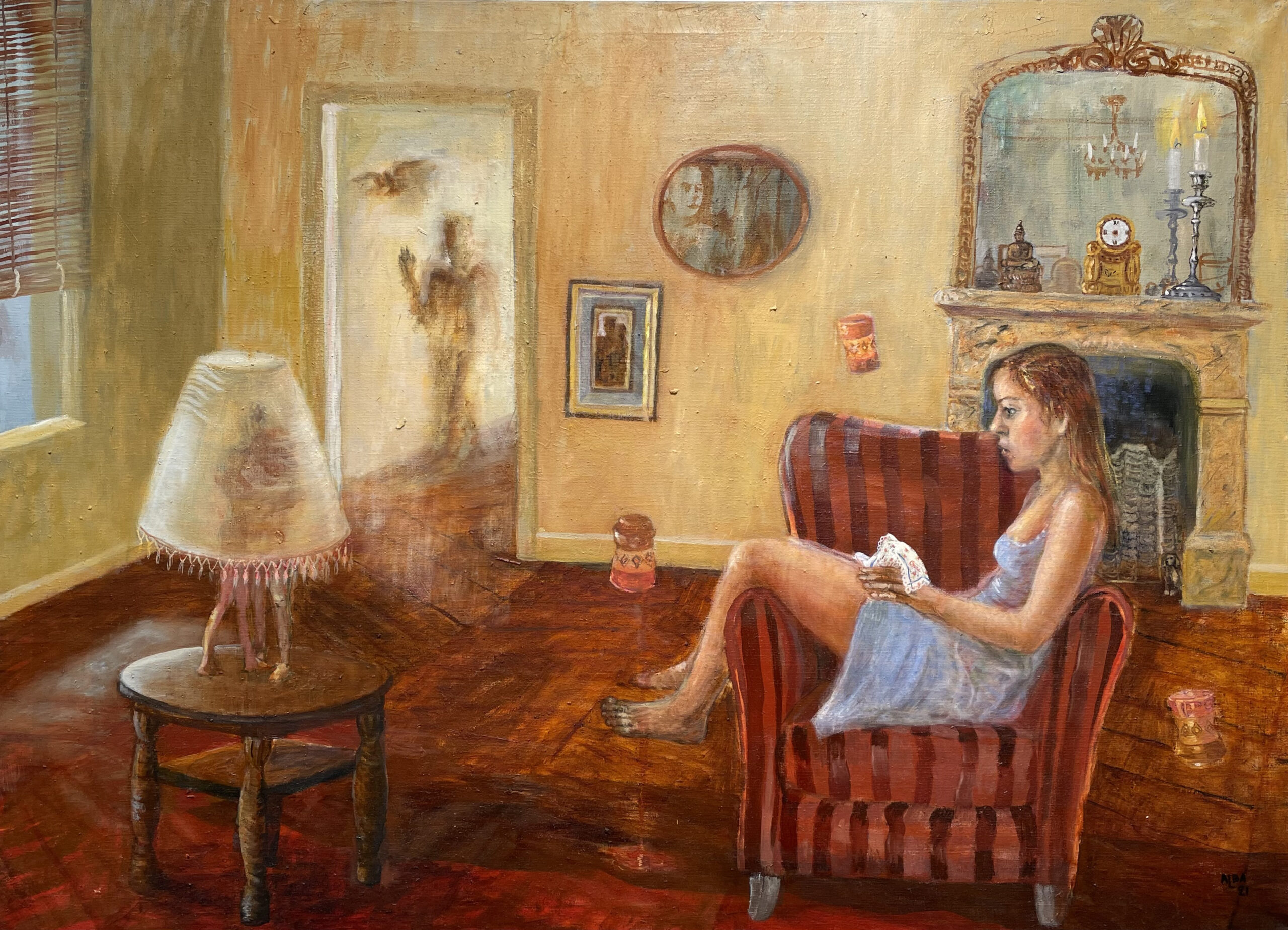 Huonetta kuvaava öljyvärimaalaus kankaalle, jossa etualalla nojatuolissa sivuttain istuva nainen.