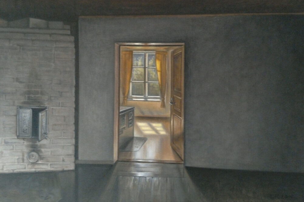 Hämärästä huoneesta, jonka nurkassa vanha takka, avautuu näkymä toiseen huoneeseen, jonka ikkunoista paistaa huoneeseen lämmintä valoa.