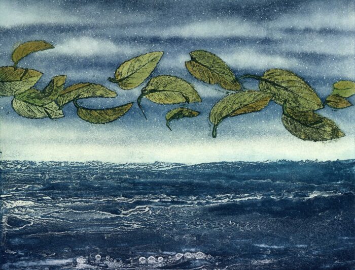 Susanna Suikkarin sekatekniikkalla tehty grafiikka merellä leijailevista lehdistä