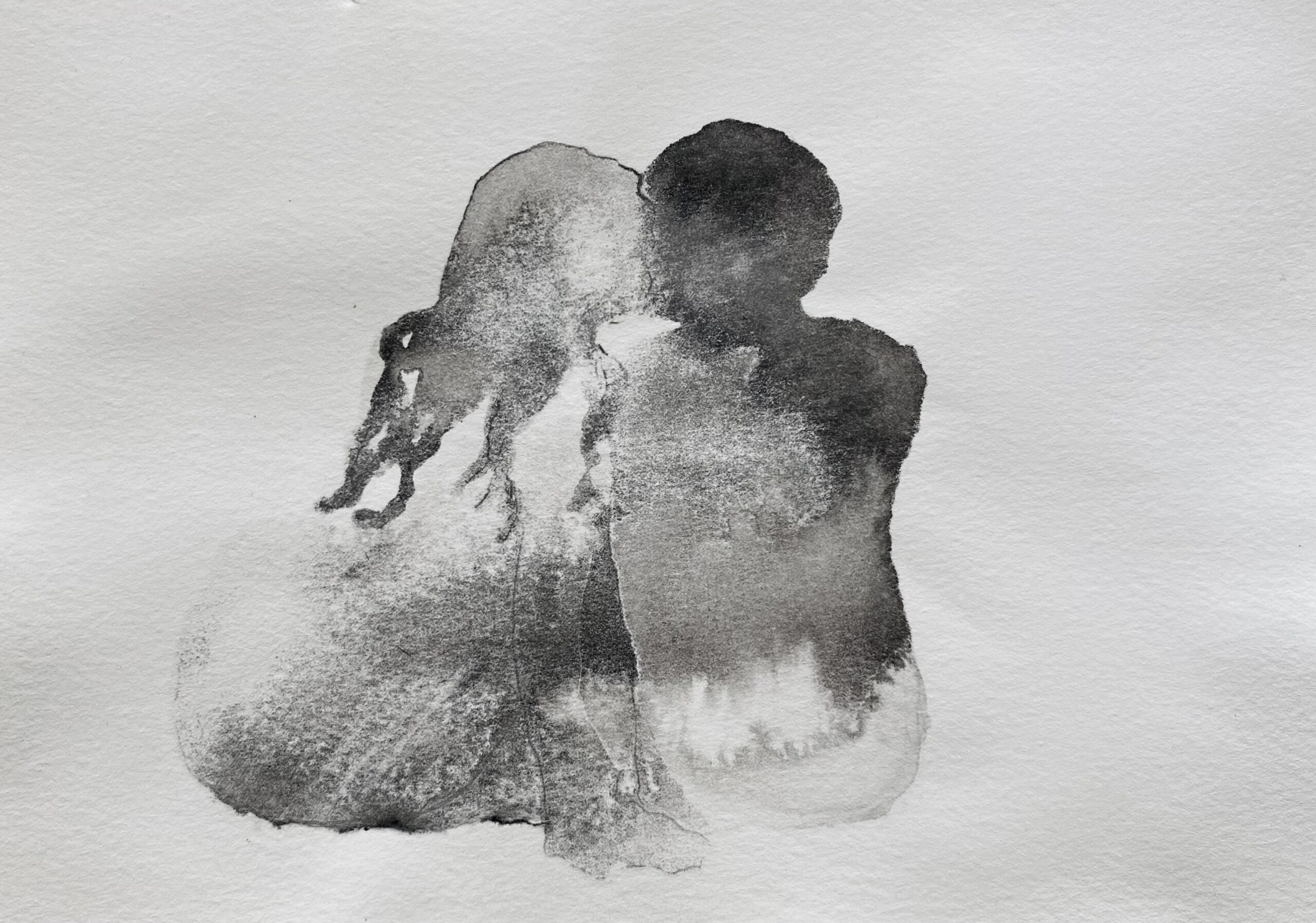 Eveliina Hämäläisen mustemaalaus, jossa tyttö ja poika istuvat vierekkäin selkä katsojaa päin