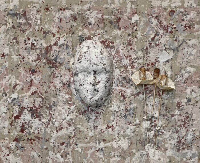 Heikki Pasasen betonipigmentti teos, jossa kasvot sekä kaksi korkkia