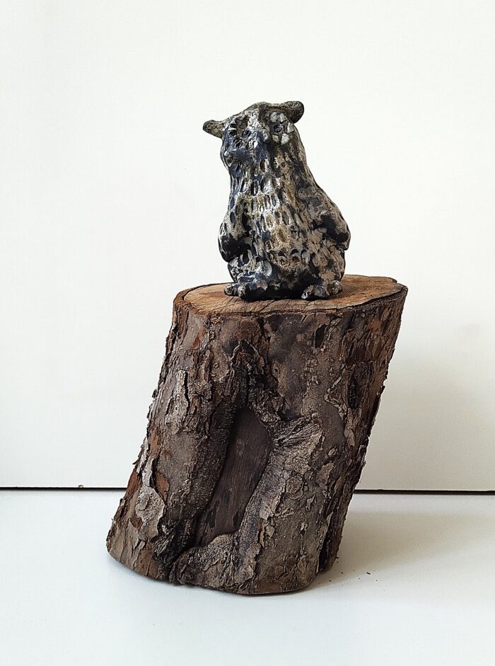 Anne Ovaskan veistos, jossa puisen pölkyn päällä istuu pöllö