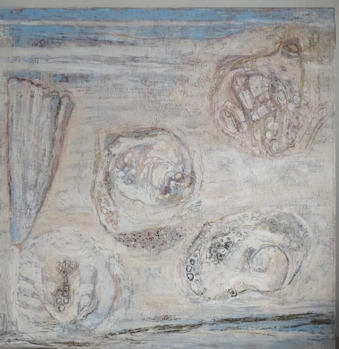 Varpu Jaskarin vaalean harmaa öljyvärimaalaus, jossa fossiilisen henkisiä kuvioita