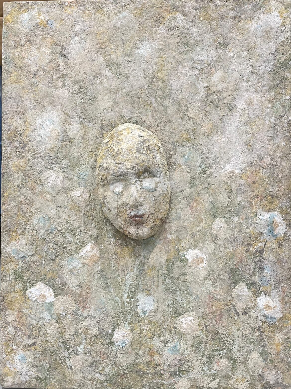 Heikki Pasasen betonipigmenttimenetelmällä tehty teos, jossa ihmishahmon kasvot tulevat taulusta