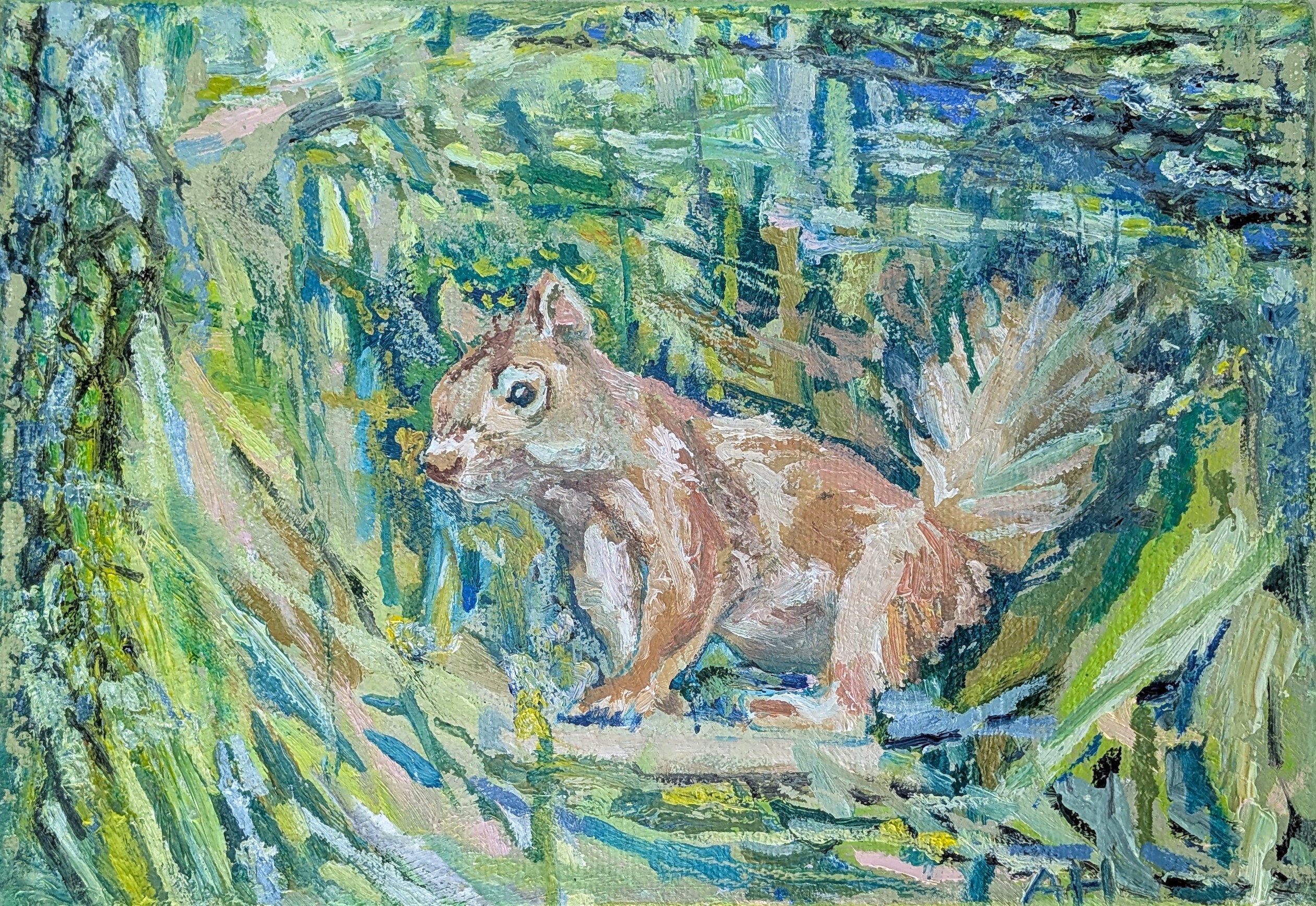 Siveltimellä ja palettiveitsellä maalattu orava oksalla metsäisessä maisemassa.