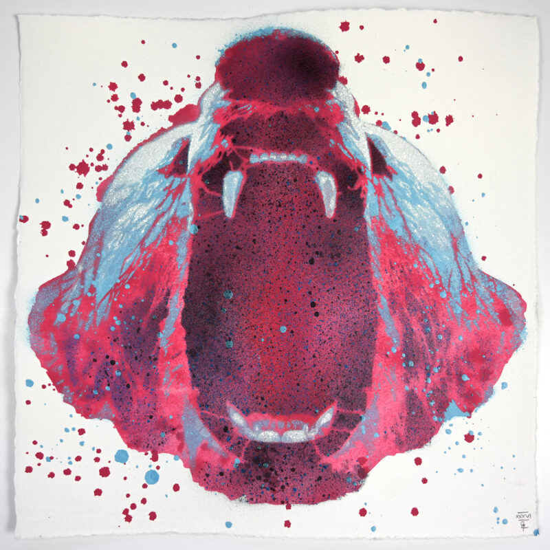 Sekatekniikalla tehty punertava teos, jossa karhu näyttää suutaan. Jussi TwoSeven