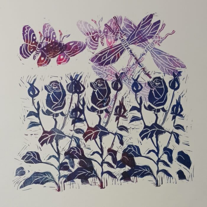 Painettu teos Essu Koskiselta, jossa on sinertävän liilaa kukkaketoa ja hyönteisiä