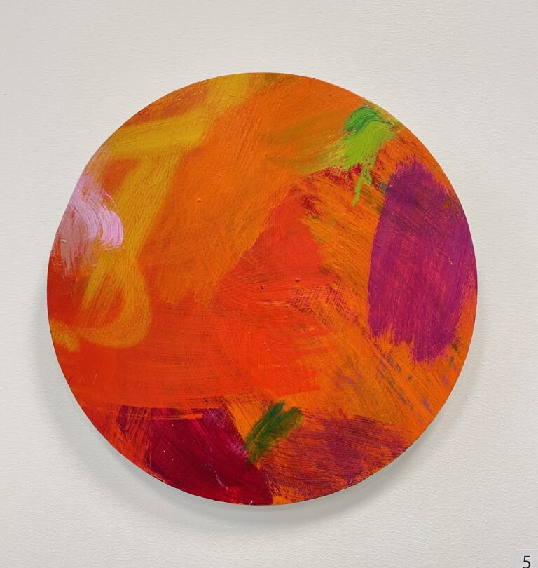 Maija Santalan pyöreänmuotoinen öljyvärimaalaus, jossa absraktisti oranssia, punaista ja purppuraa