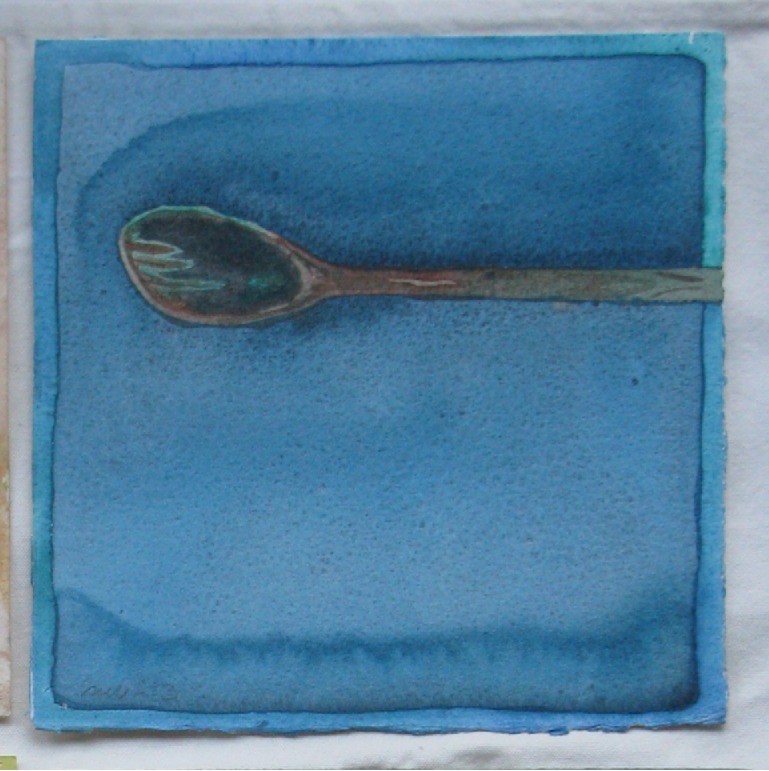 MarjaLeena Pohjola-Valkolan vesivärimaalaus, jossa sininen tausta ja puulusikka