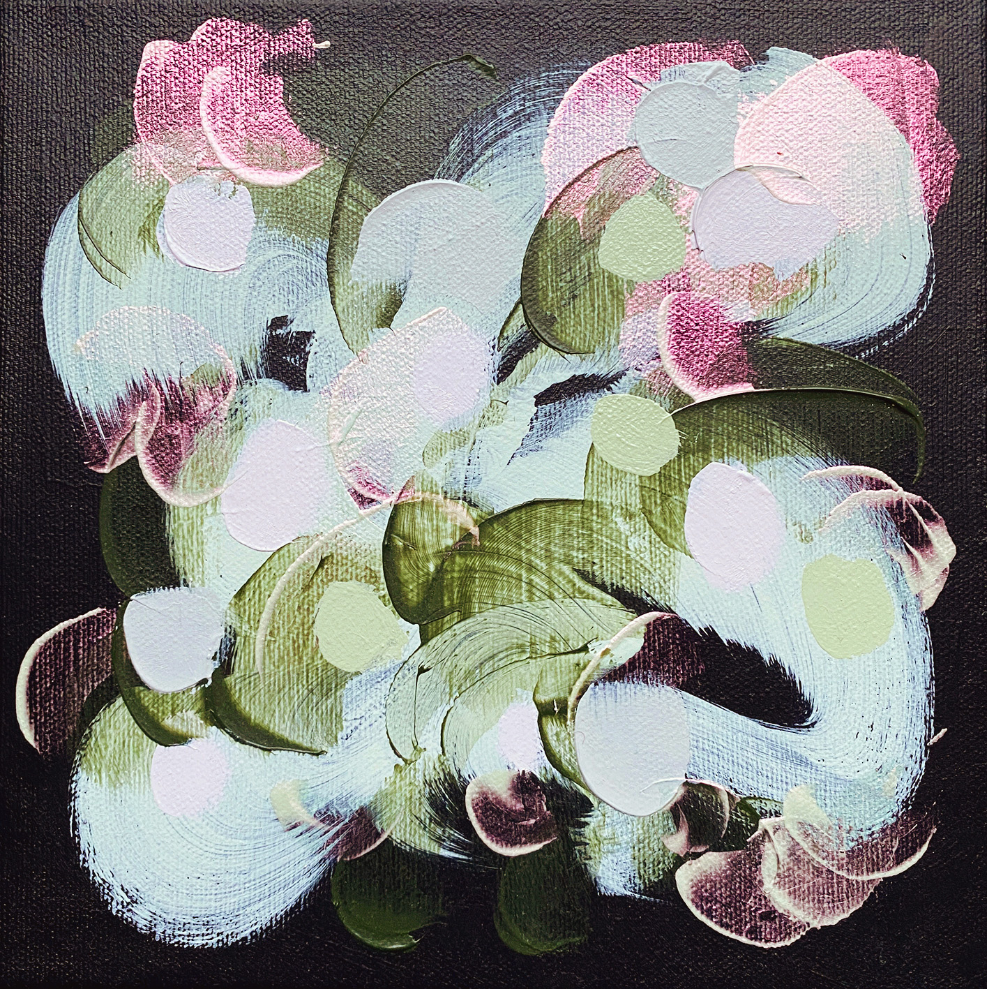 Fuksian ja vihreän sävyjä kukkamaisessa akryylimaalauksessa mustalla taustalla.