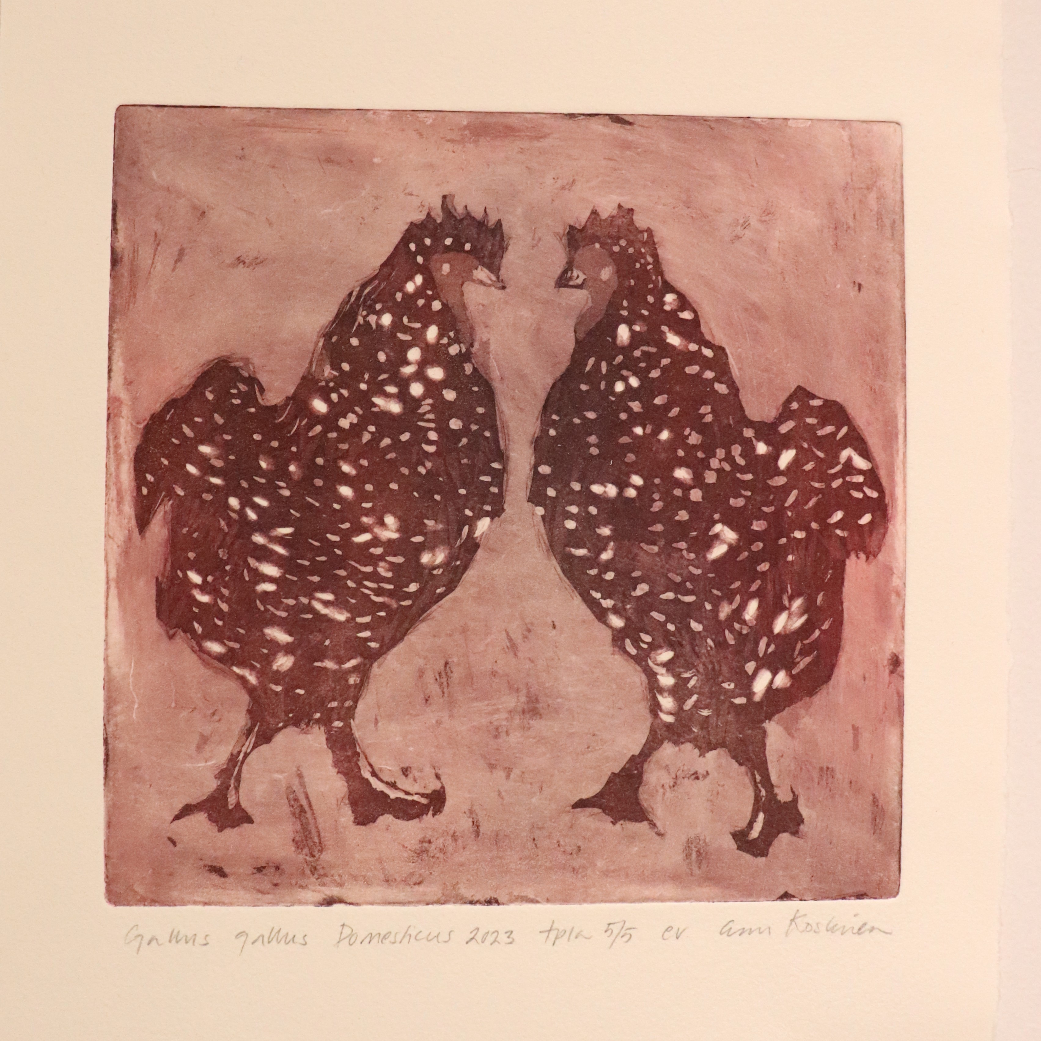 Essu Koskisen syväpainolla tehty työ, jossa kaksi ruosteenpunaista kanaa