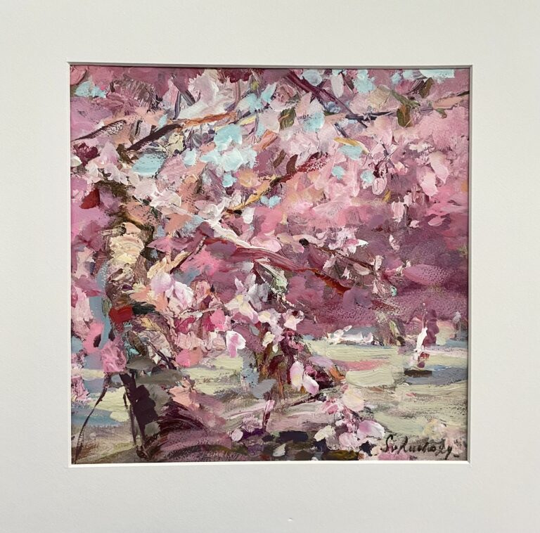 Svetlana Ruohon sekatekniikan maalaus toukokuun kirsikkakukkien kukinnoista. Taiteilija on saanut inspiraation  Roihuvuoren Helsingin kirsikkapuistosta, jossa useimpia kertoja on maalannut luonnossa paikan päällä.