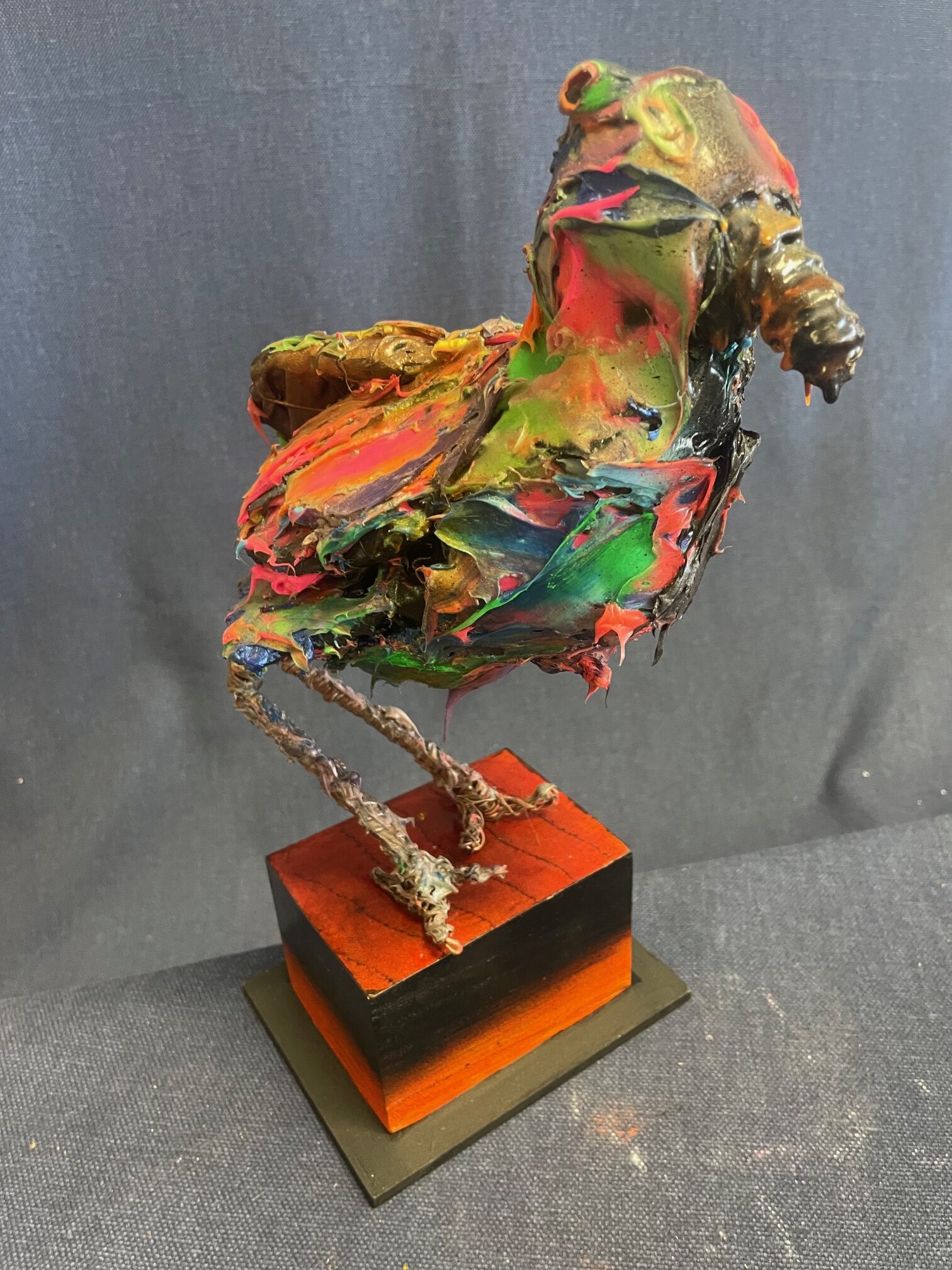 Tyko Elon sekatekniikalla tehty värikäs veistos linnusta