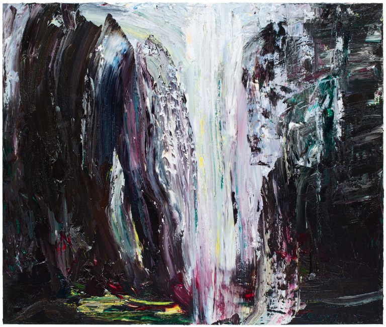 Maaria Märkälän absrakti öljyvärimaalaus, jossa mustaa taustaa vasten valkoisen ja violetin säyvjä valuvasti