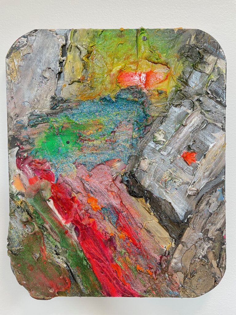 Tyko Elan sekatekniikalla tehty absrakti taulu, jossa korkeita massaisia pintoja ja paljon värejä