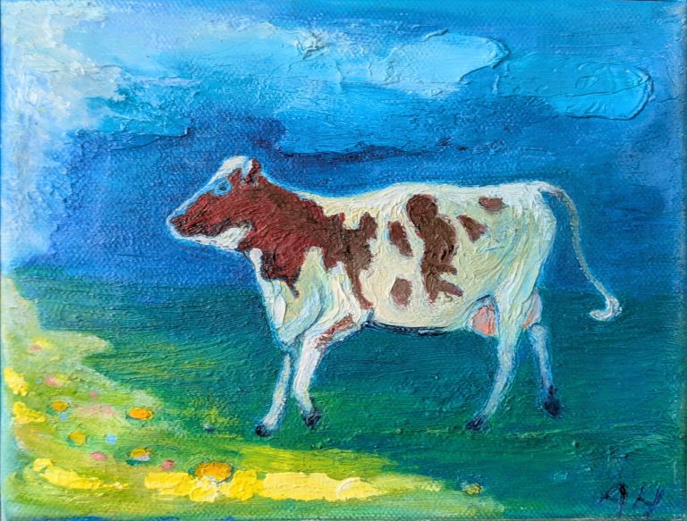 Lehmä juoksee iloisesti kevätniityllä, ukkospilvet väistyvät taivaalla.